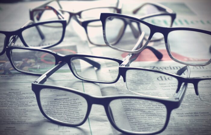 Mélangez_style_et_sophistication_:_les_meilleures_coupes_courtes_pour_femmes_de_60_ans_avec_lunettes